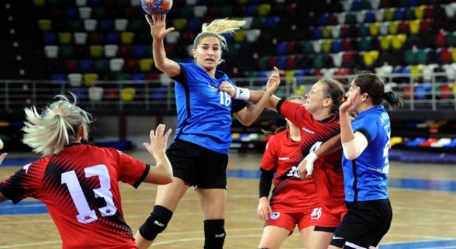 Kadın hentbolcular kampta