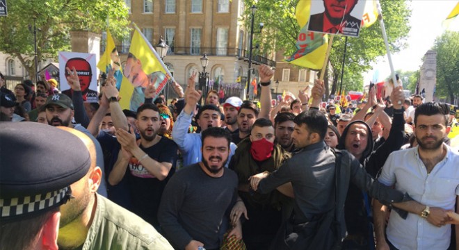 PKK yandaşları Londra'da 'tamam' pankartı açtı