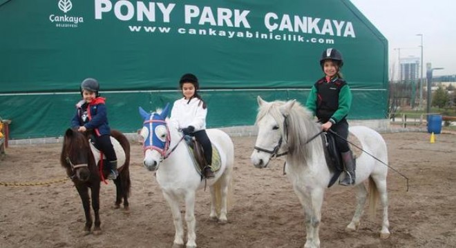 Pony Park'ta yüzleri gülüyor