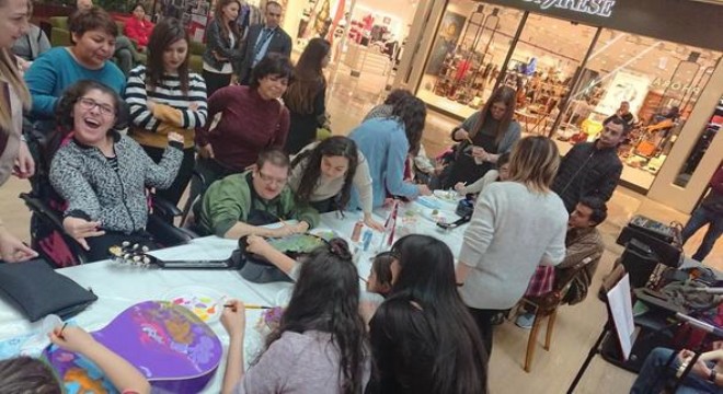 Renkli gitarlarla anlamlı buluşma