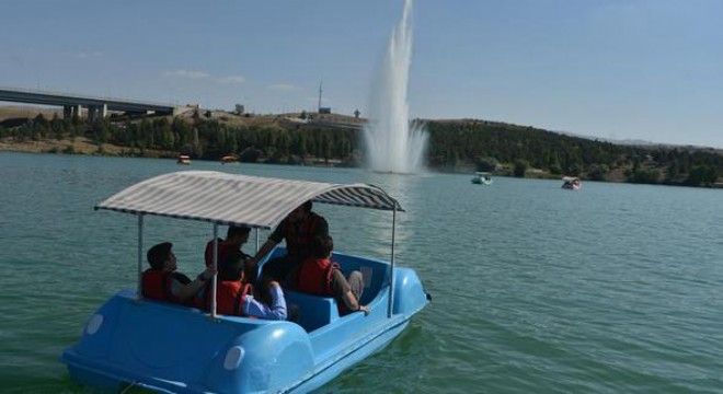 Sıcaktan bunalan Mavi Göl'e koştu