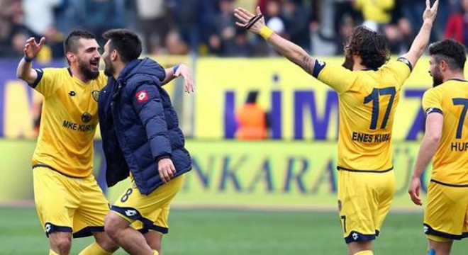 Siyaset topun başına geçti