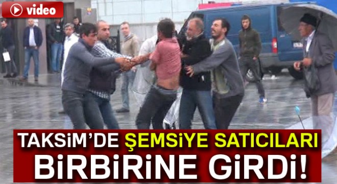 Taksim'de şemsiye satıcılarının meydan kavgası